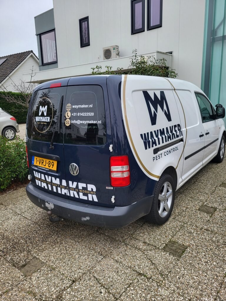 WayMaker technicus voert ongediertebestrijding uit